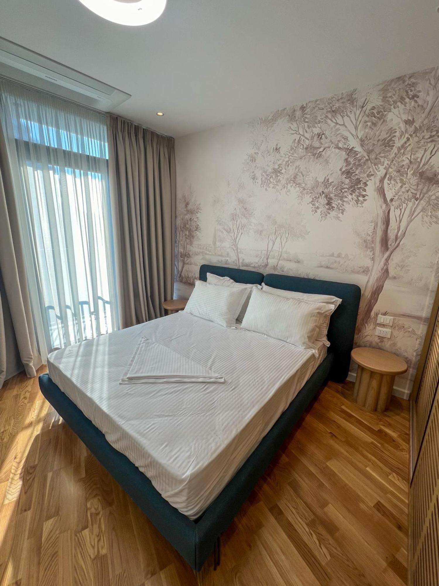 Lakeside Dream Тирана